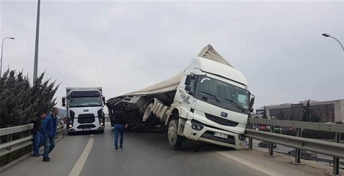 Son dakika! İstanbul Sultanbeyli'de trafiği kilitleyen kaza