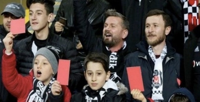 Beşiktaş taraftarı da Deniz Ateş Bitnel'e kırmızı kart gösterdi