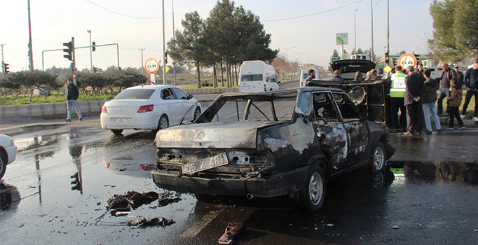 İki aracın karıştığı kazada otomobil küle döndü