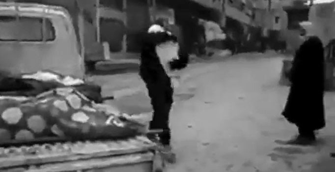 Yürek yakan görüntü! Suriyeli baba saldırılarda ölen çocuğuna veda ediyor