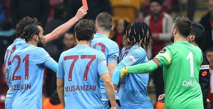 Salih Dursun'un gördüğü kırmızı kartı Çin basınında