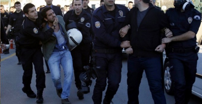 Akdeniz Üniversitesi'nde karşıt görüşlü öğrenciler arasında gerginlik: 15 gözaltı