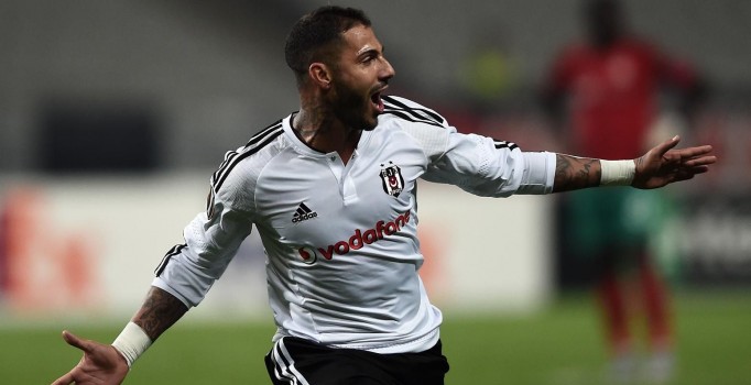 Ricardo Quaresma'dan Halis Özkahya'ya kırmızı kart