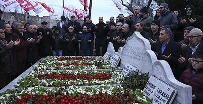 Necmettin Erbakan, mezarı başında anıldı