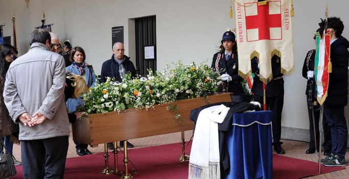 İtalyan yazar Umberto Eco son yolculuğuna uğurlandı