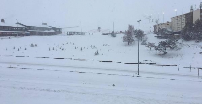 Erciyes'te kayak severleri sevindiren kar yağışı