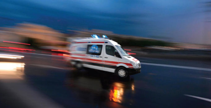 Beykoz'da servis aracı otomobile çarptı: 2 yaralı