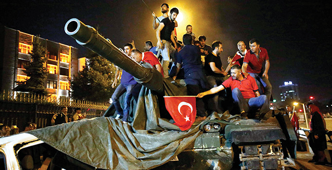 04.00’te 700 gözaltı cuntacıyı korkuttu