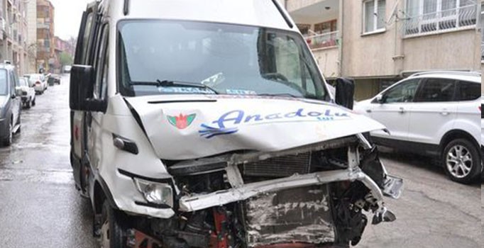 Öğrenci servisi ile otomobil kavşakta çarpıştı: 14 yaralı
