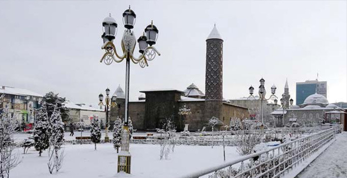 Erzurum yeniden beyaza büründü