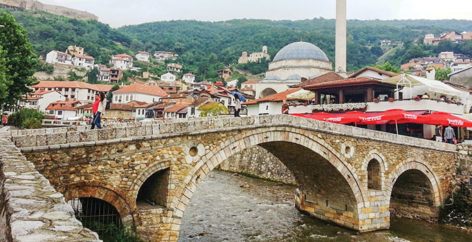 Hasip Saygılı yazdı: Kosova’da bayrağımız niçin çiğnenir?