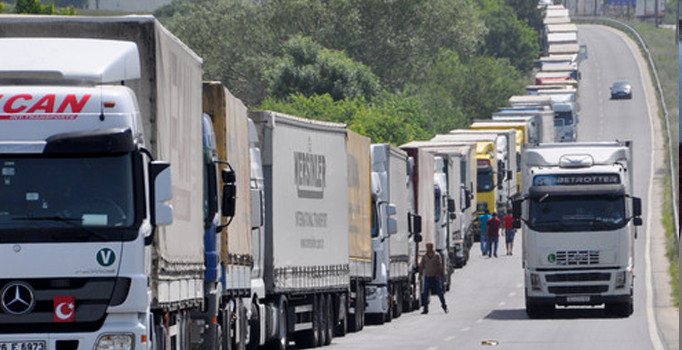 Kuyrukta bekleyen tır şoförlerine sıcak çorba ikramı | Edirne Haberleri