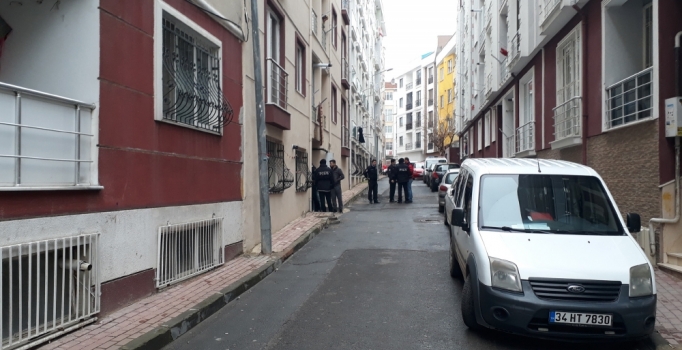 Eşiyle tartışan polis kendini vurdu