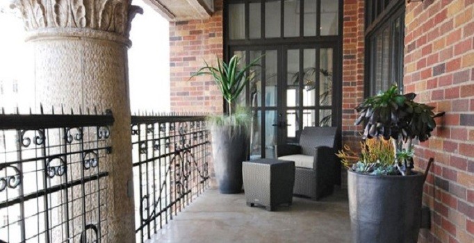 Charlize Theron, evini yarı fiyatına satıyor