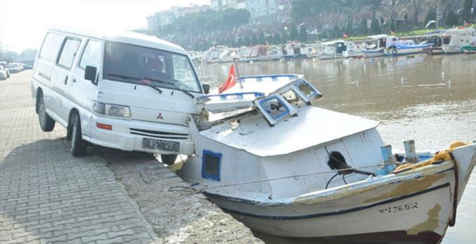 Çanakkale'de ilginç kaza: Minibüs tekneye çarptı