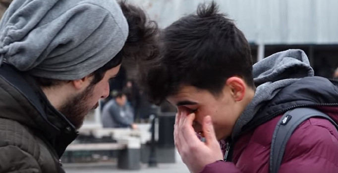 YouTuber Ali İhsan Atam'ın şehitlerle ilgili sosyal deneyi ağlattı