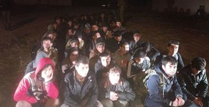 Kaza yapan minibüsten kaçak şahıs çıktı | Van Haberleri