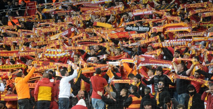 Galatasaray taraftarları uçaktan indirilip gözaltına alındı