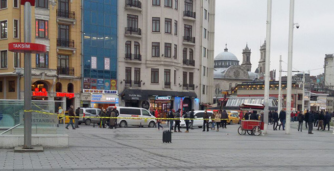 Taksim'de şüpheli çanta paniği
