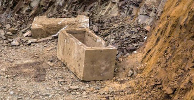 Kadıköy'de lise inşaat kazısında 2 bin yıllık lahit bulundu