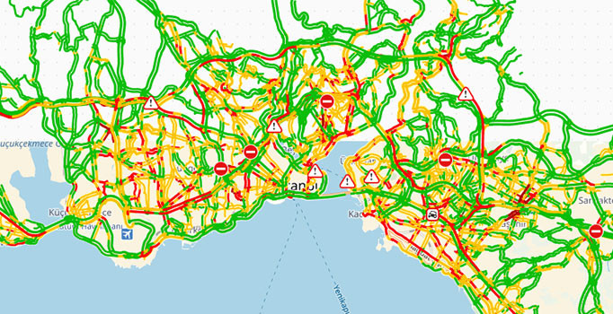 İstanbul'da şiddetli yağış trafiği felç etti