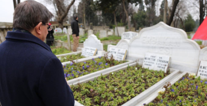 Davutoğlu'ndan Erbakan'ın kabrine ziyaret