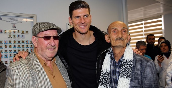 Beşiktaşlı futbolcular Darülaceze'ye ziyarette bulundu