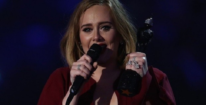 Dünyaca ünlü şarkıcı Adele, bir günde servet kazanıyor