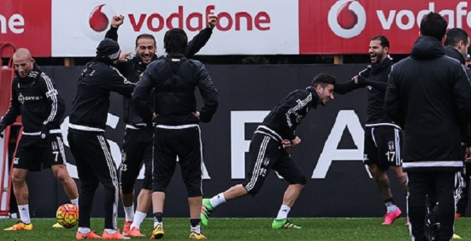 Fenerbahçe maçı hazırlıklarını sürdüren Beşiktaş'ta moraller yüksek