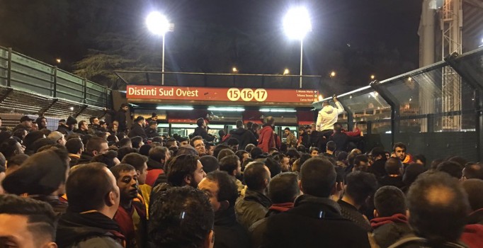 Galatasaray taraftarı siyasi krize sebep oldu