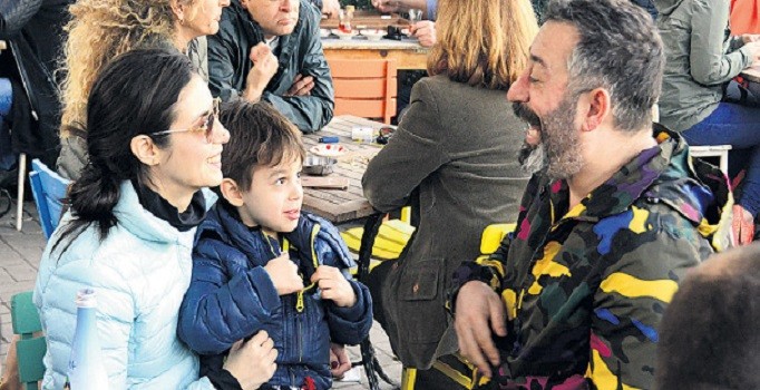 Cem Yılmaz, oğlu Kemal'i görünce neşelendi