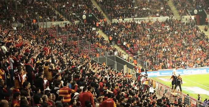 Galatasaray taraftarı Roma'da sırtından bıçaklandı