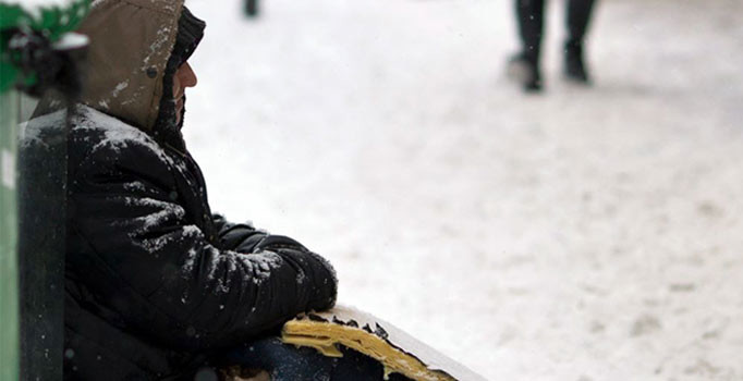 Fransa'da soğuk evsizleri vurdu