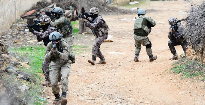 Afrin'e giren JÖH ve PÖH'ten ilk görüntüler geldi