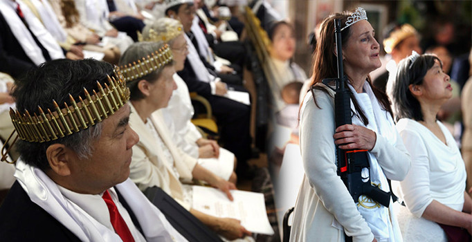 ABD'de okul kapattıran ayin: Mermiden taç, gelinde makineli tüfek...