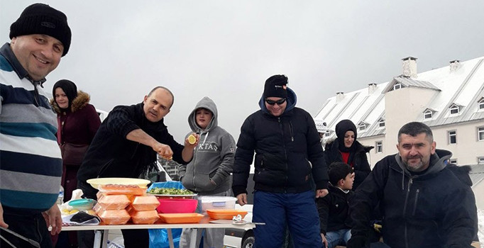 Karlar üzerinde piknik