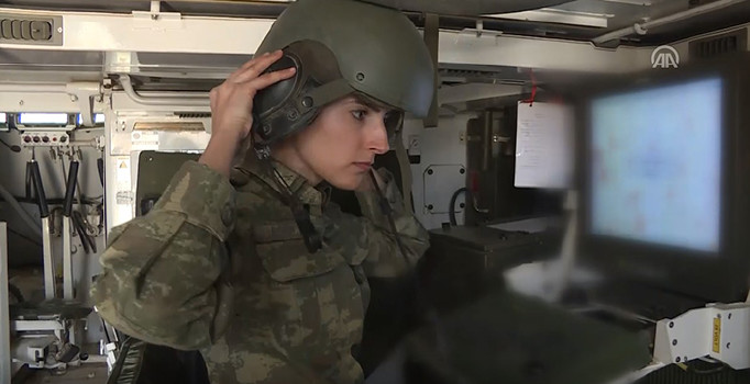 Afrin Harekatı'nın kadın subayları hedefi 12'den vuruyor