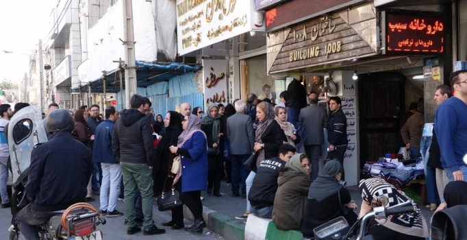 İranlılar döviz bürolarına akın etti