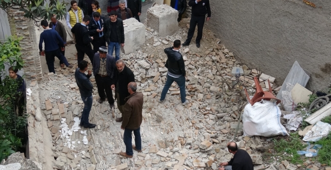 Temizlik yaparken üzerine taş duvar yıkıldı