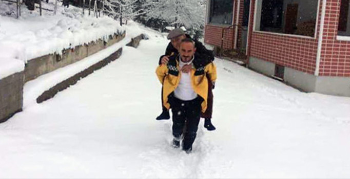 Sağlık personeli şehit babasını sırtında taşıdı