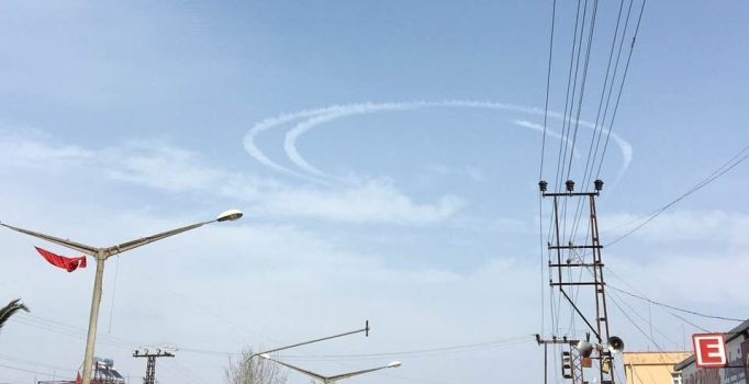 Savaş uçakları 'hilal' oluşturdu