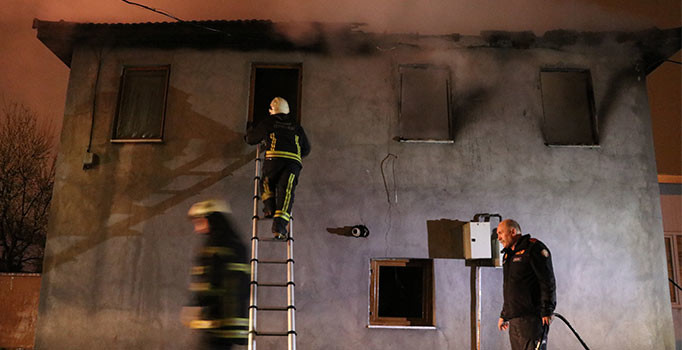 Bursa'da yangın: 2 katlı bina harabeye döndü