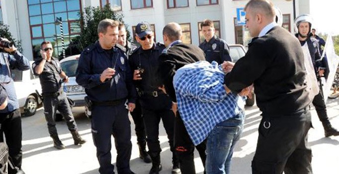 Akdeniz Üniversitesi'nde öğrenci kavgası: 8 öğrenciye gözaltı