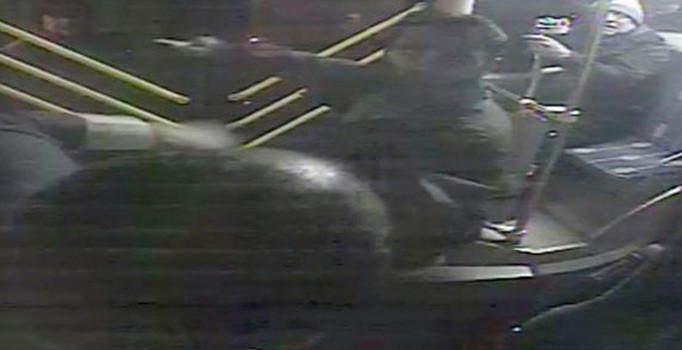 Otobüste korku dolu anlar! Tornavidayla şoföre saldırdı