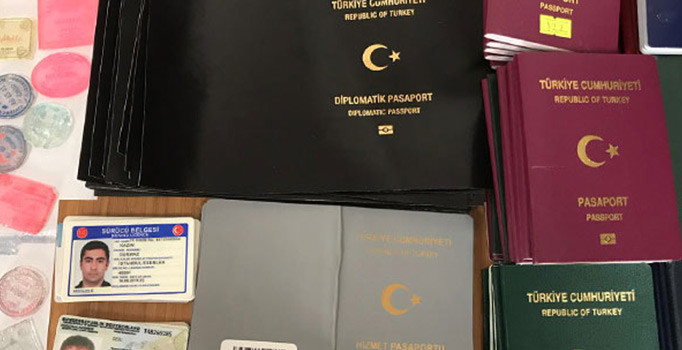 İstanbul'da düzenlenen operasyonda FETÖ'cülerin belgeleri bulundu