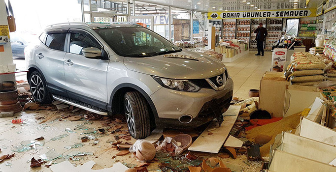 Alışveriş yapmak istediği dükkâna daldı