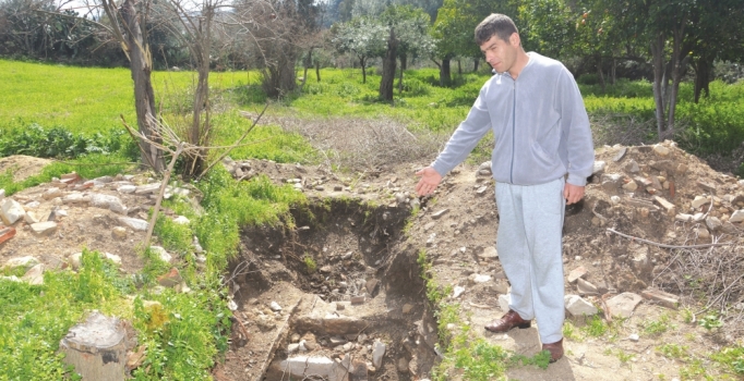 Tuvalet çukuru kazdığı alanda, Roma dönemi mozaik buldu