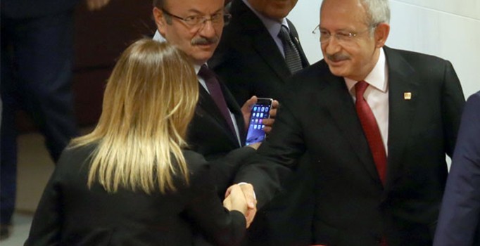 Kılıçdaroğlu ile Aylin Nazlıaka Meclis'te tokalaştı