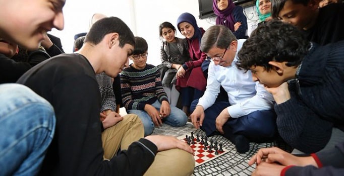 Davutoğlu Bingöl'deki Sevgi Evleri Yetiştirme yurdunu ziyaret etti, çocuklarla satranç oynadı