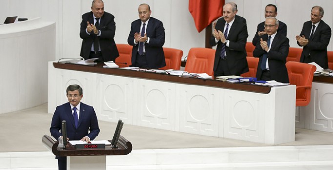 Davutoğlu Meclis'i coşturdu: AK Parti grubu ayakta alkışladı